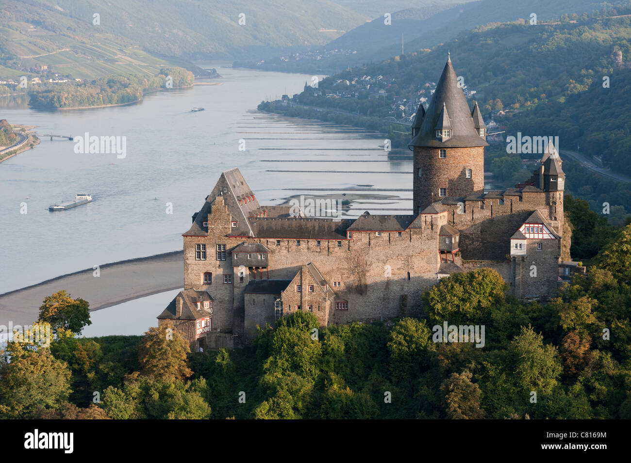 Avis de Burg Stahleck Bacharach château de village sur le Rhin romantique en Allemagne Banque D'Images