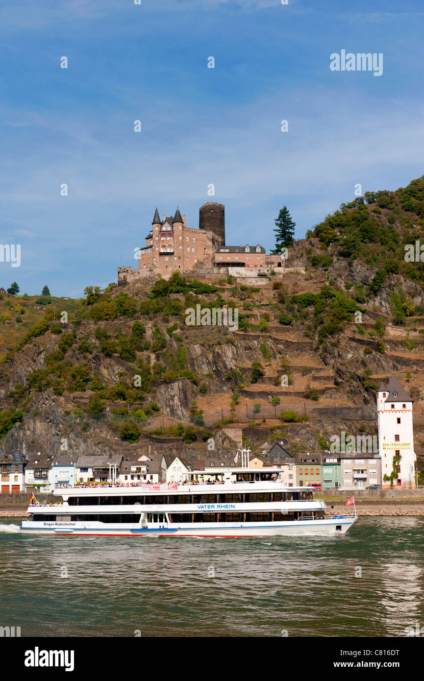 River cruise ship and Castle Burg Katz sur la colline au-dessus du Rhin en Allemagne Rhénanie Banque D'Images