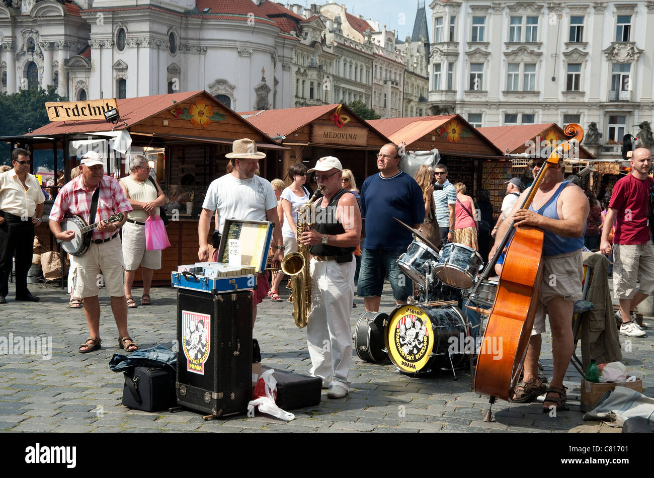 Août 2011, Prague, République tchèque - jazz band joue de la musique sur la place de la Vieille Ville Banque D'Images