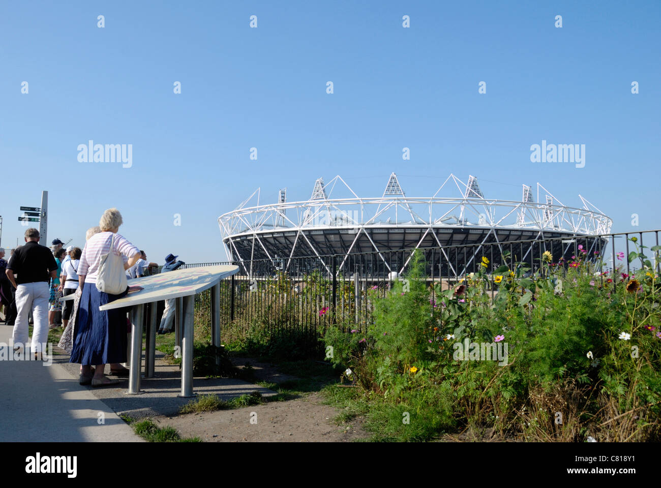 Les touristes en observant le Stade olympique 2012, Stratford, London, England Banque D'Images