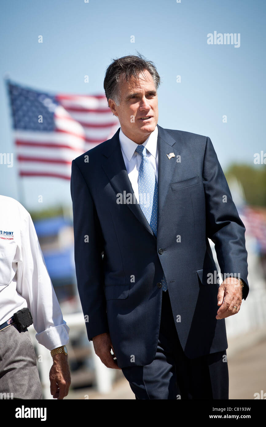 Le candidat républicain Mitt Romney lors d'une visite à l'USS Yorktown museum le 6 octobre 2011 à Charleston, SC Banque D'Images