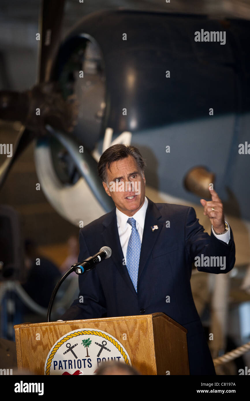 Le candidat républicain Mitt Romney s'adresse à un groupe d'anciens combattants lors d'une visite au porte-avions USS Yorktown Banque D'Images