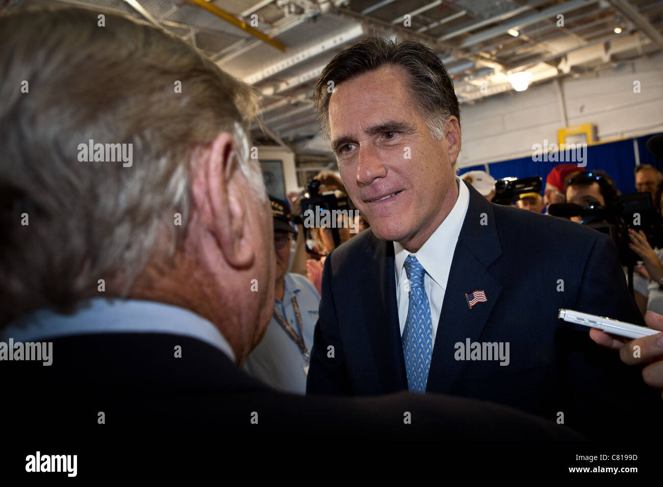Le candidat républicain Mitt Romney salue des anciens combattants militaires au cours d'une visite au porte-avions USS Yorktown museu Banque D'Images