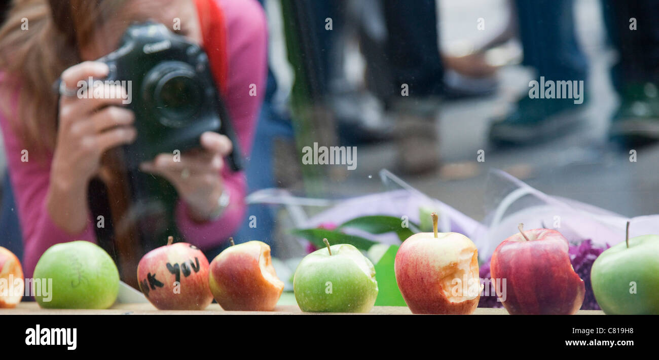 Après la mort de Steve Jobs, l'intérêt des médias à l'Apple flagship store est immense. Banque D'Images