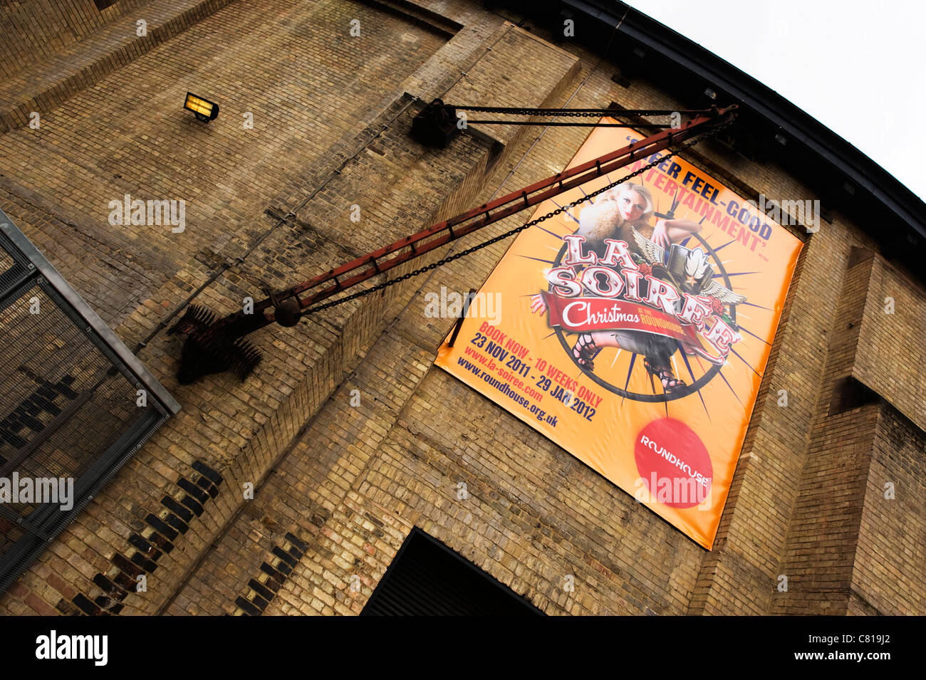 London Camden Town Chalk Farm Le Roundhouse Theatre Theatre ouvert 1966 poster la soiree spectacle de Noël détail du bras de grue de levage murale ancienne célèbre Banque D'Images