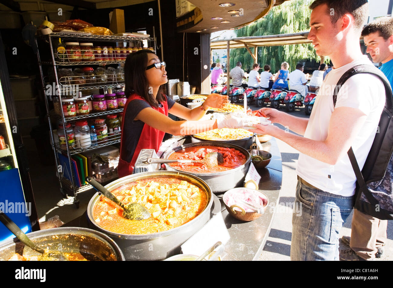 London Camden Lock Village Ville écuries marché coloré cuisine asiatique et indienne d'attente de clients de décrochage au curry Banque D'Images