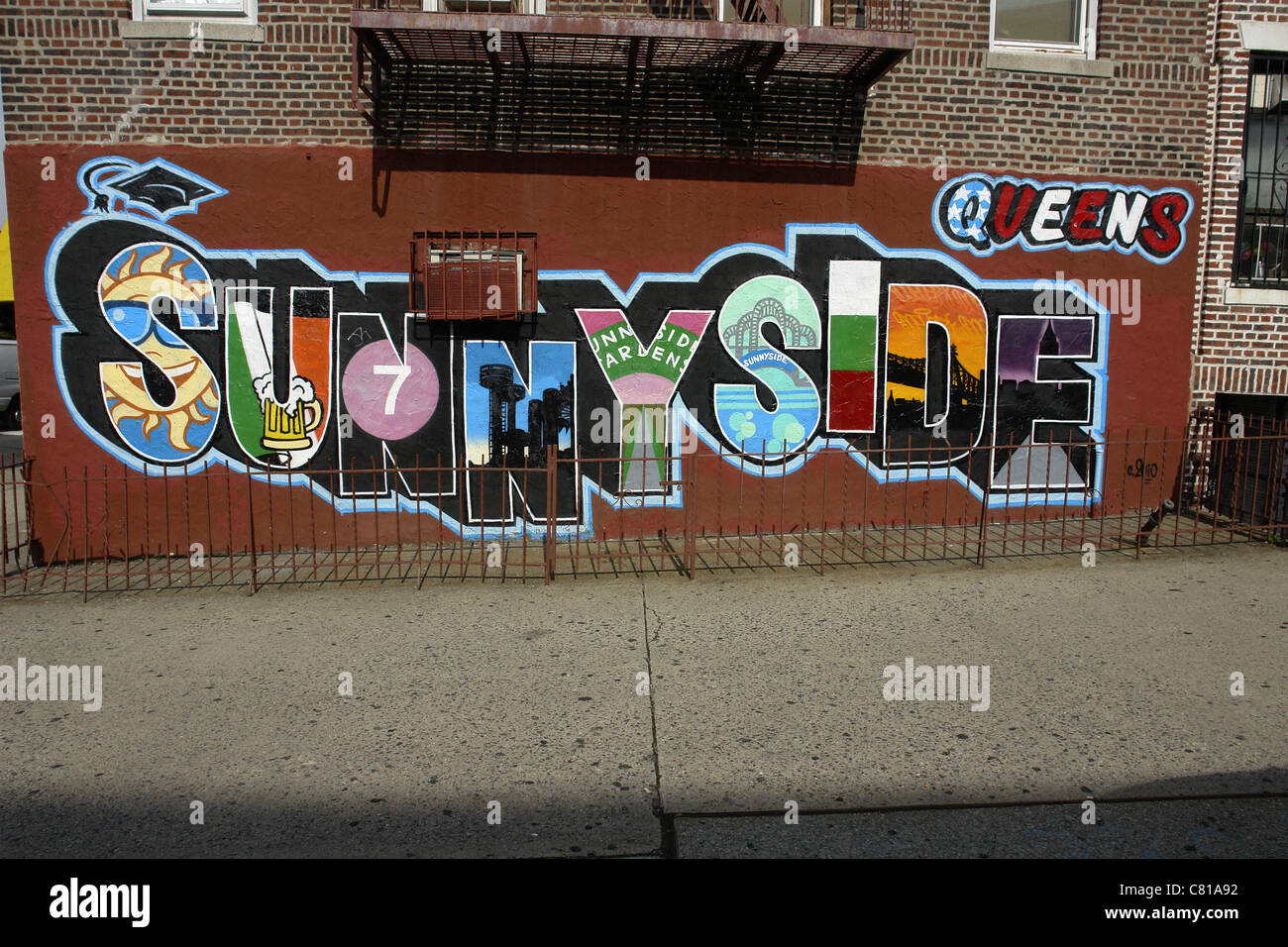 Scène urbaine de Street Art Graffiti artistique Tag de mots Sunnyside Queens sur la paroi d'un immeuble Copy Space Banque D'Images Scène urbaine de Street Art Graffiti artistique Tag de mots Sunnyside Queens sur la paroi d'un immeuble Copy Space Banque D'Images