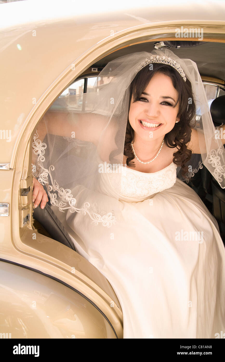 Hispanic bride sortir de voiture Banque D'Images