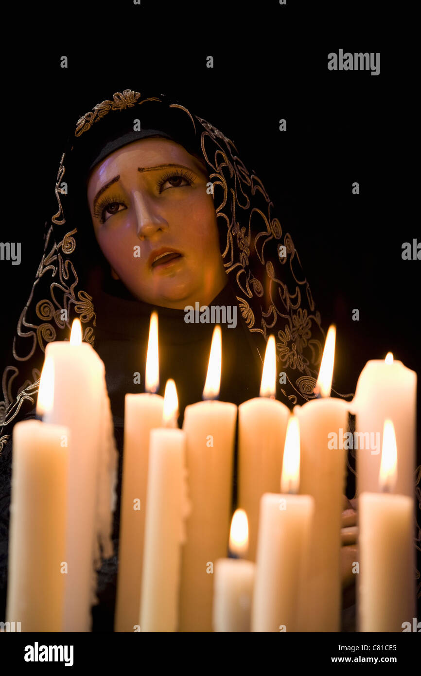 Bougies et statue de Notre Dame de Lourdes Banque D'Images