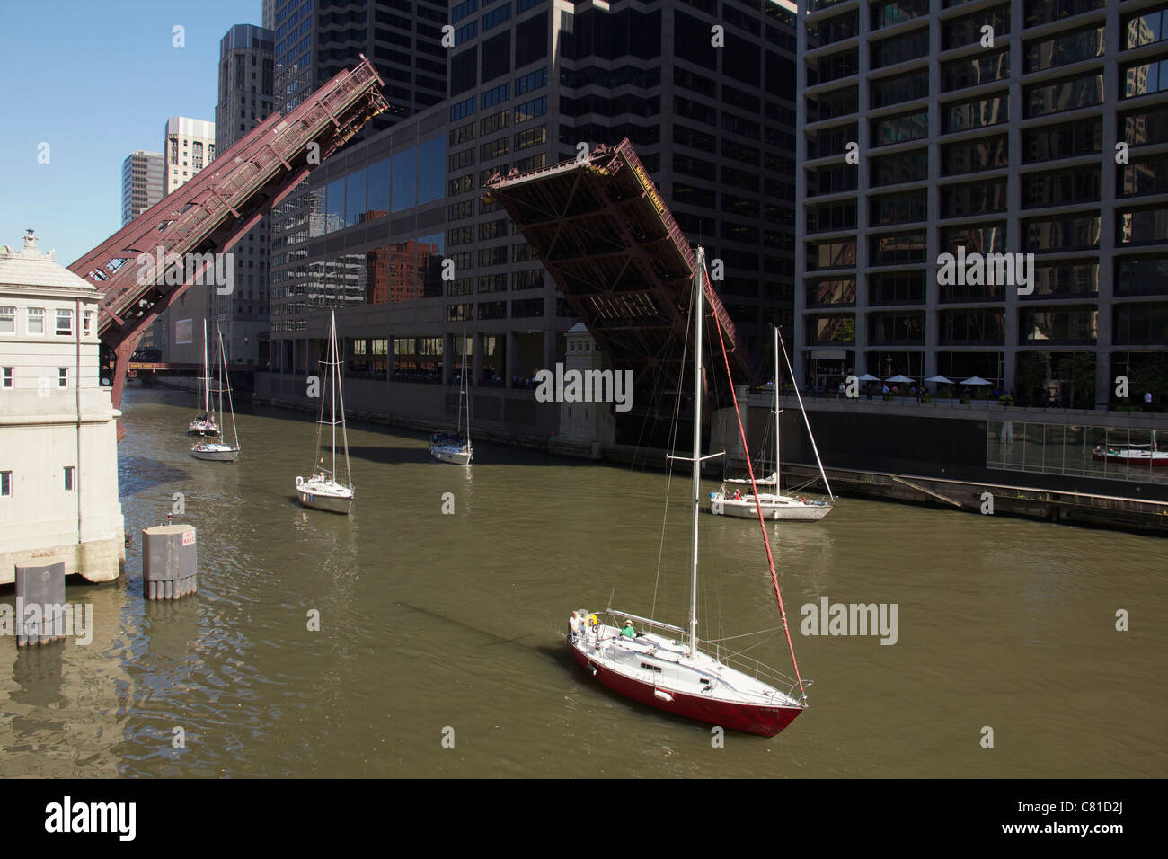 Voiliers passer le pont-levis Monroe Street sur la rivière Chicago. Les bateaux se rendent en chantiers pour l'hiver. Banque D'Images