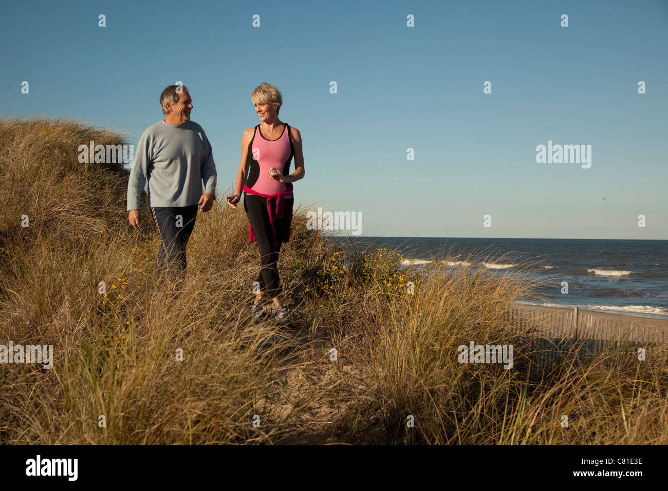 Couple exercising near ocean Banque D'Images