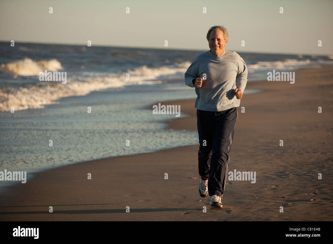Man running on beach Banque D'Images