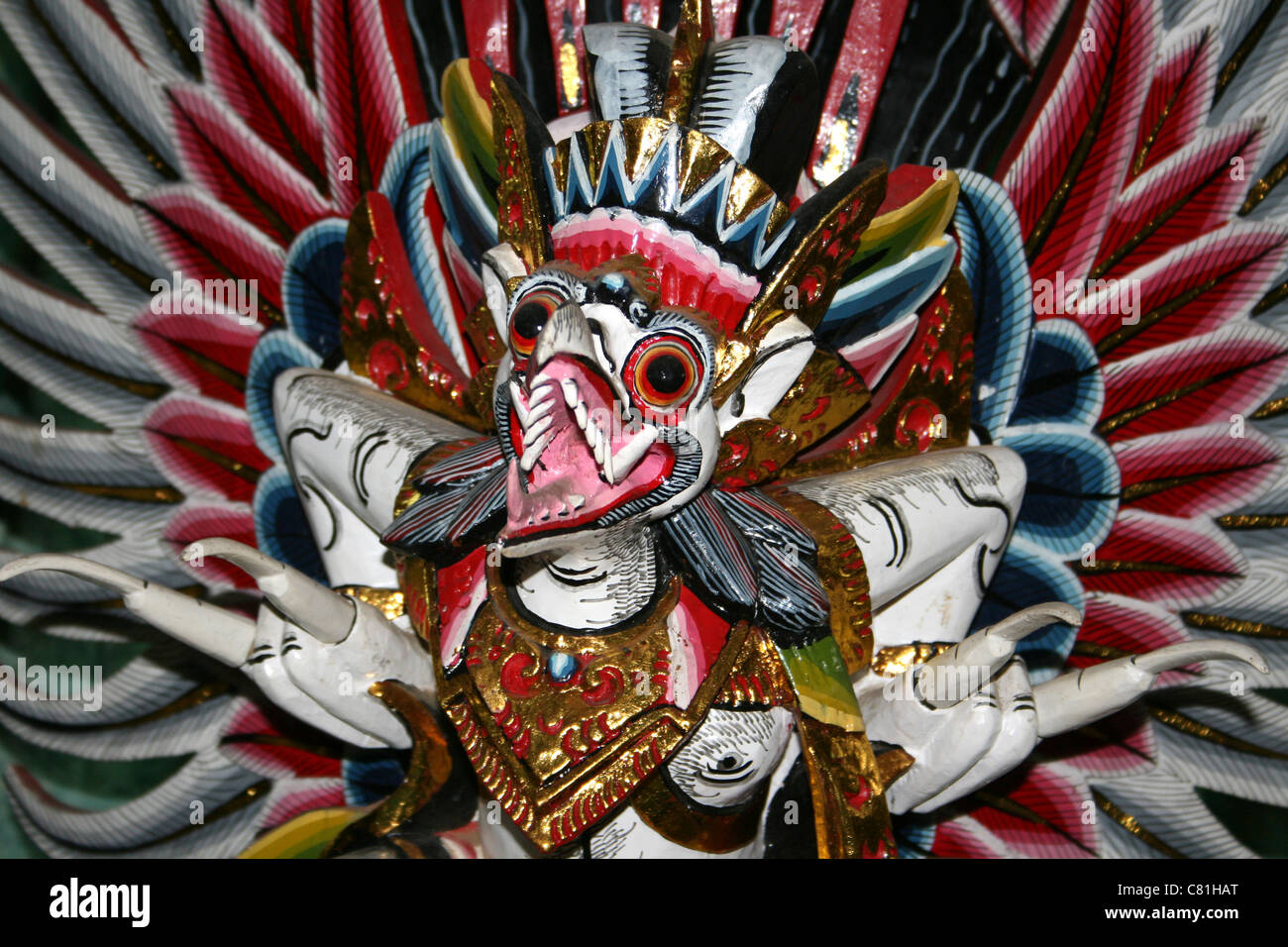 Garuda peint de couleurs vives, de sculpter la mythologie hindoue Banque D'Images