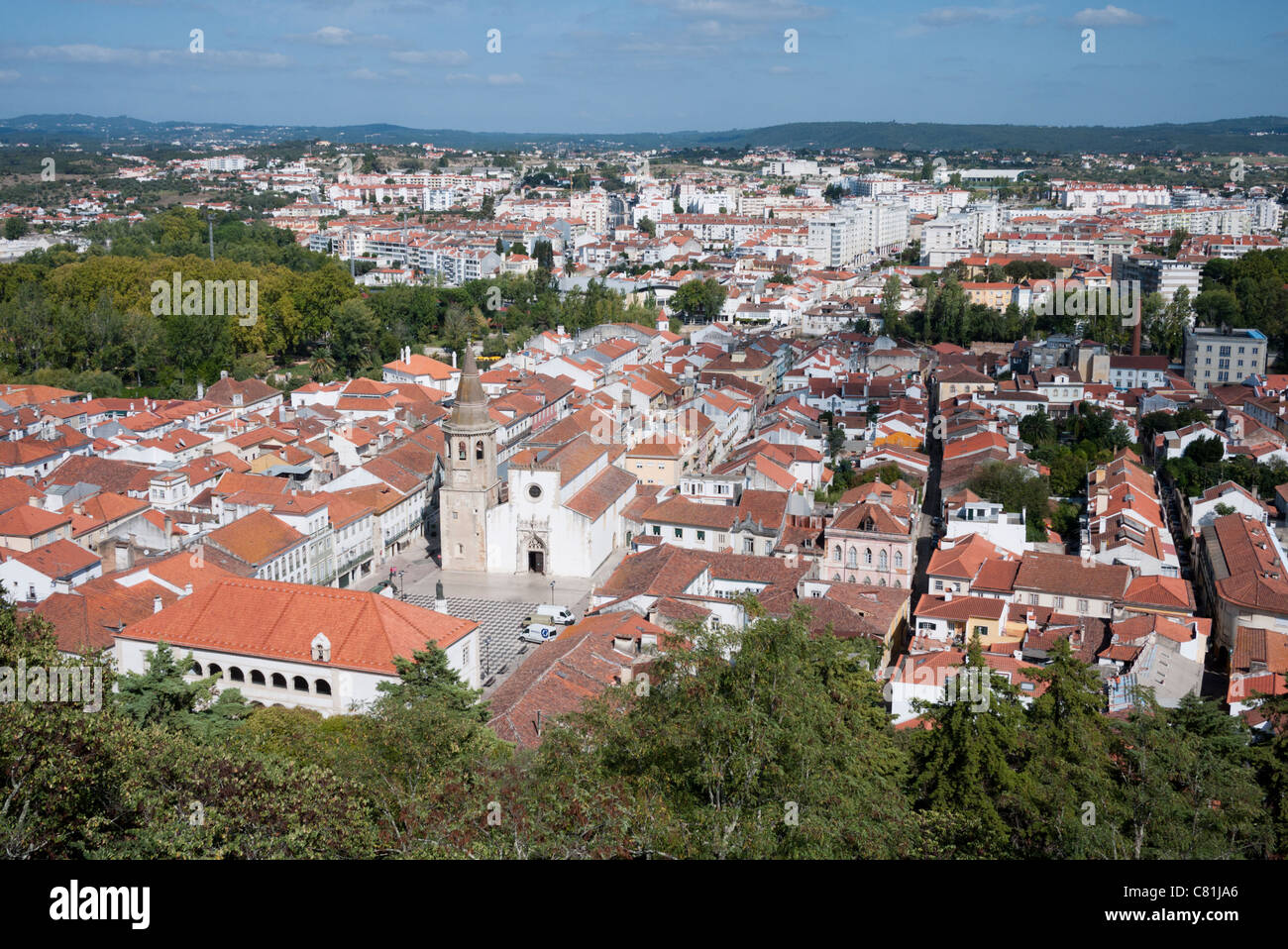 La ville de Tomar, Portugal, en vue de le château des Croisés du Convento do Cristo. L'église principale est visible. Banque D'Images