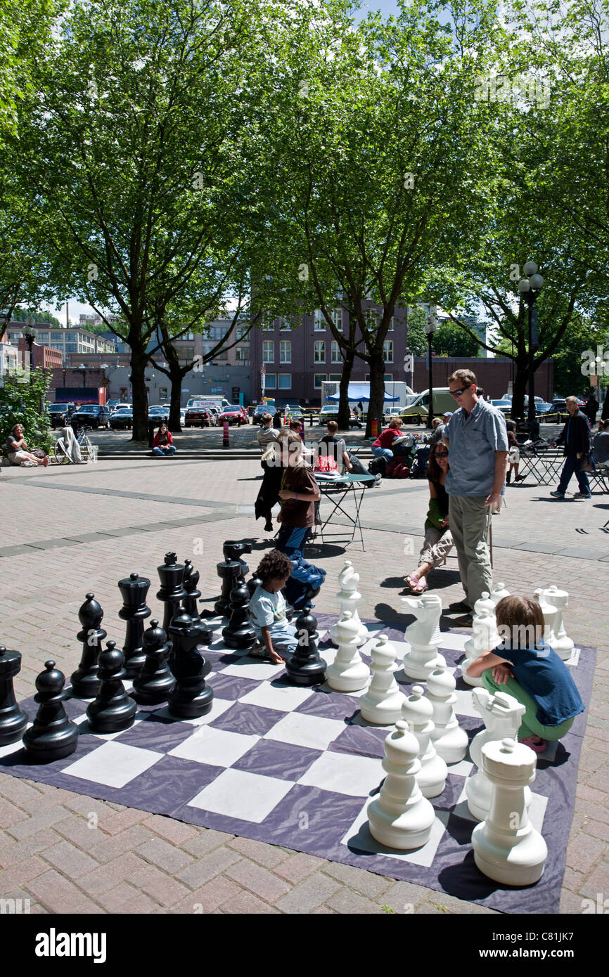 Enfants jouant aux échecs. Pioneer Square. Seattle. USA Banque D'Images