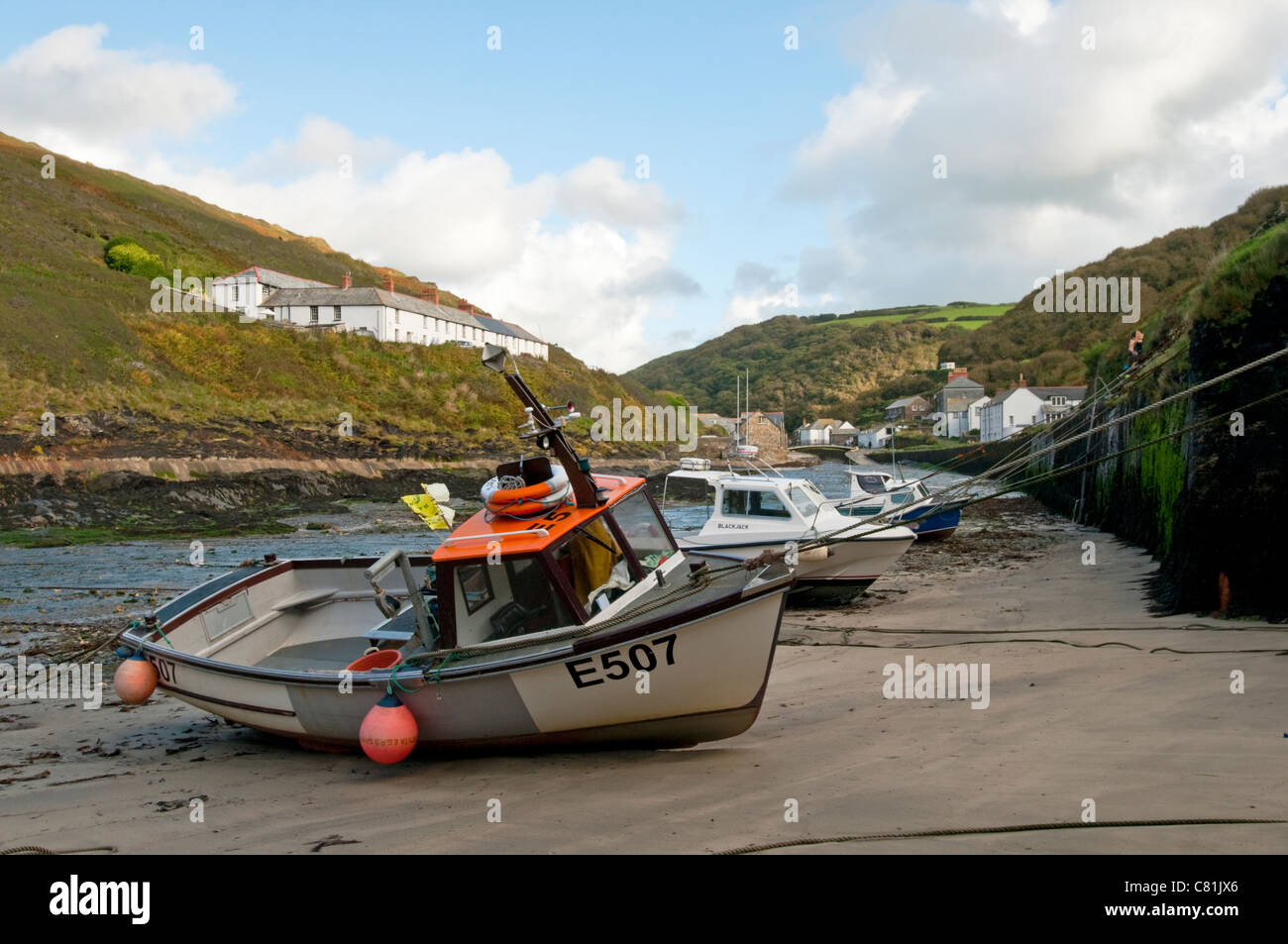 Petits bateaux de pêche amarrés à marée basse. Banque D'Images