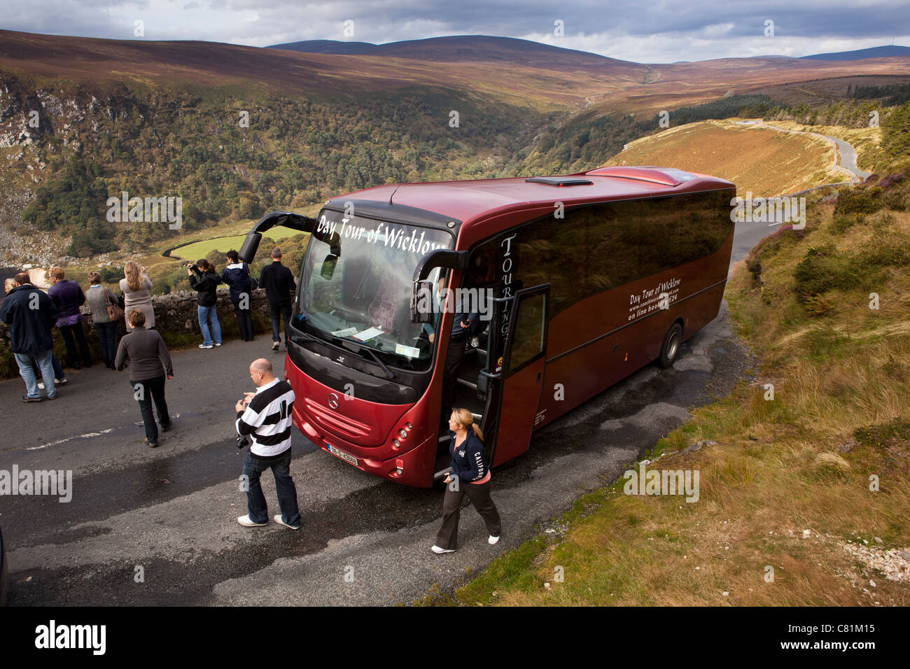 L'Irlande, Co Wicklow, Lough Tay, journée d'excursion en bus pour aller passagers débarqués pour prendre des photos Banque D'Images