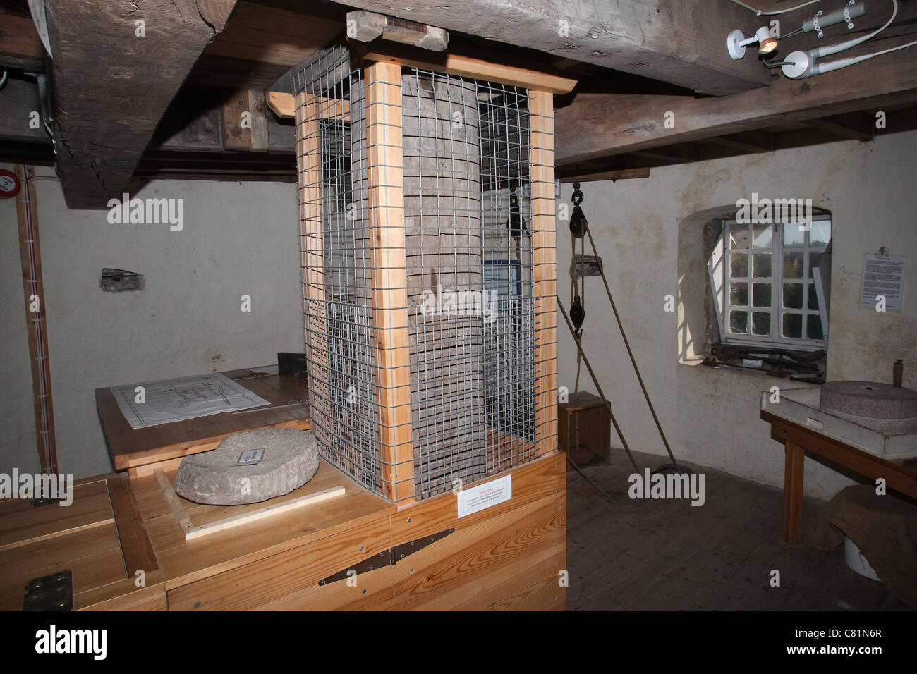 L'arbre d'entraînement et affiche à l'intérieur de Heage Windmill, Heage Derbyshire, Angleterre,, le seul groupe de 6 naviguer dans le moulin en pierre UK Banque D'Images L'arbre d'entraînement et affiche à l'intérieur de Heage Windmill, Heage Derbyshire, Angleterre,, le seul groupe de 6 naviguer dans le moulin en pierre UK Banque D'Images