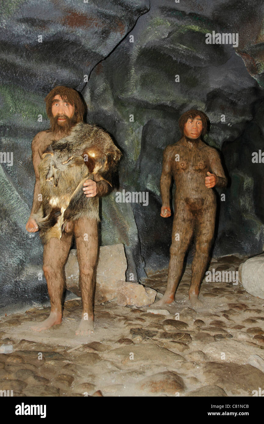 L'Homo erectus en grotte préhistorique Leba Park (parc à thème), Pologne Banque D'Images