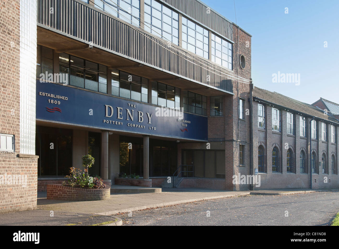 Entrée de l'usine de poterie Denby, Denby, Derbyshire, Angleterre, RU Banque D'Images