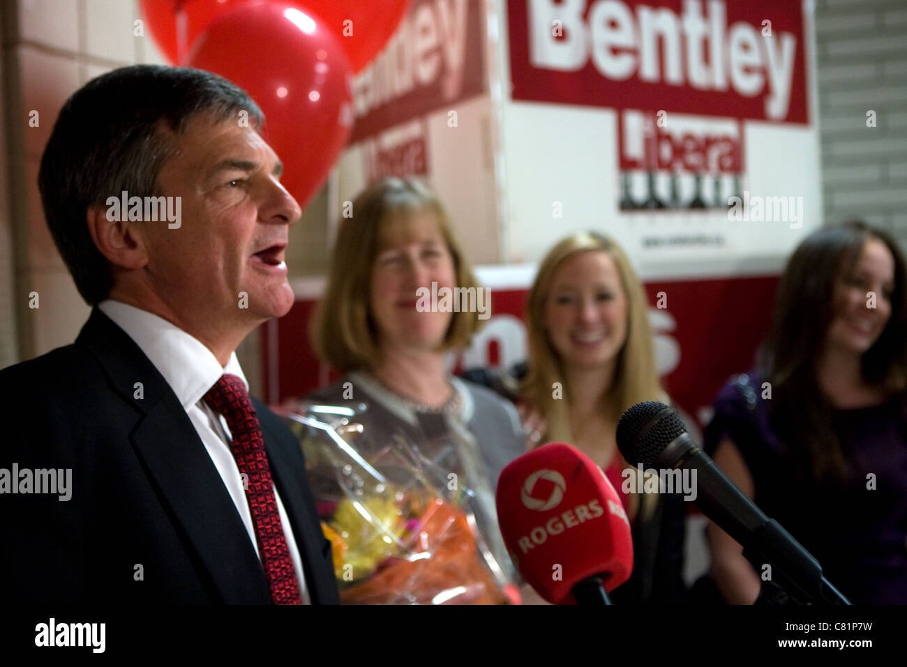 London, Ontario, Canada - le 6 octobre 2011 : avec sa famille à ses côtés, Chris Bentley abordées médias et ses partisans. Banque D'Images