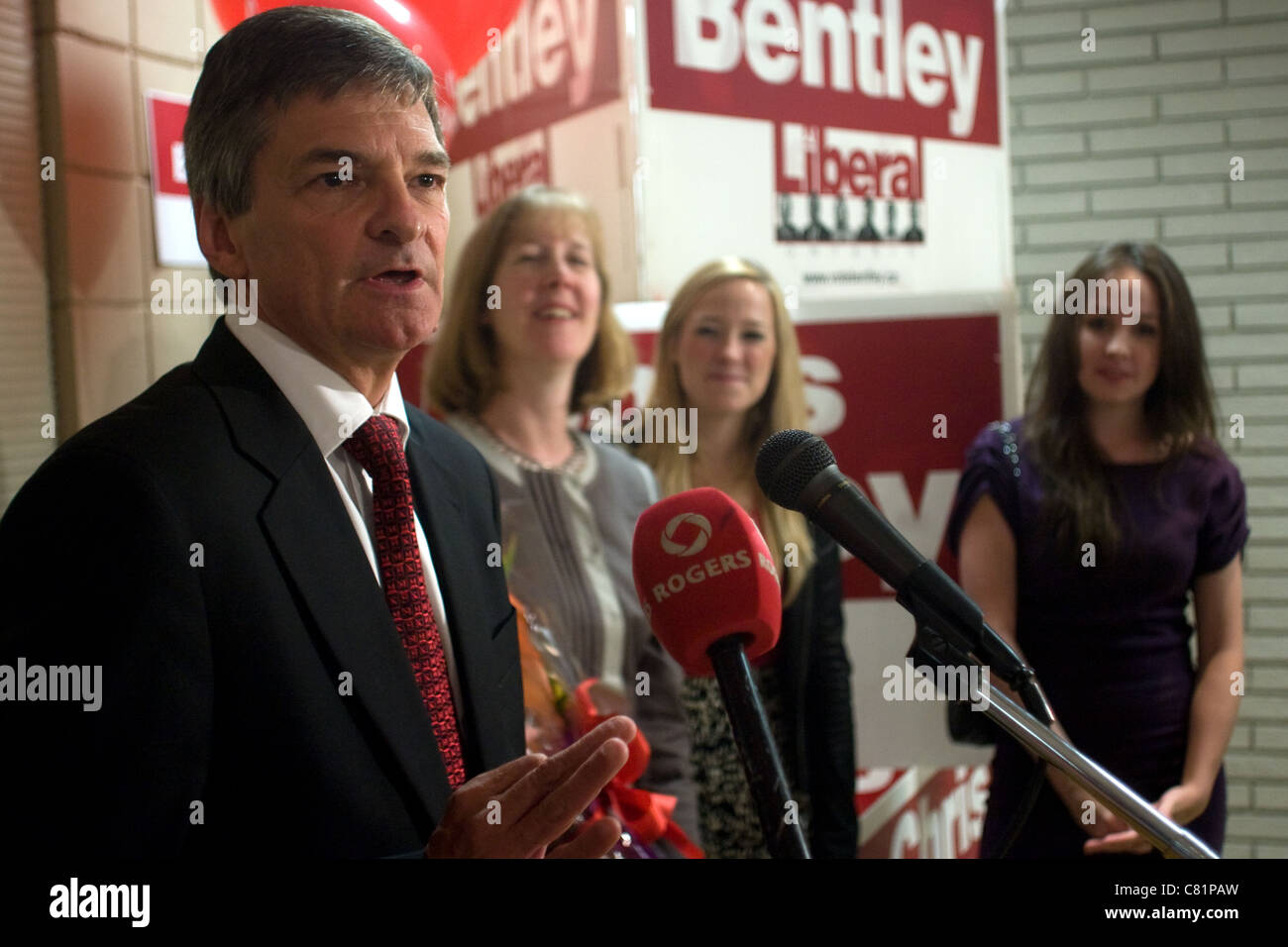 London, Ontario, Canada - le 6 octobre 2011 : avec sa famille à ses côtés, Chris Bentley abordées médias et ses partisans. Banque D'Images