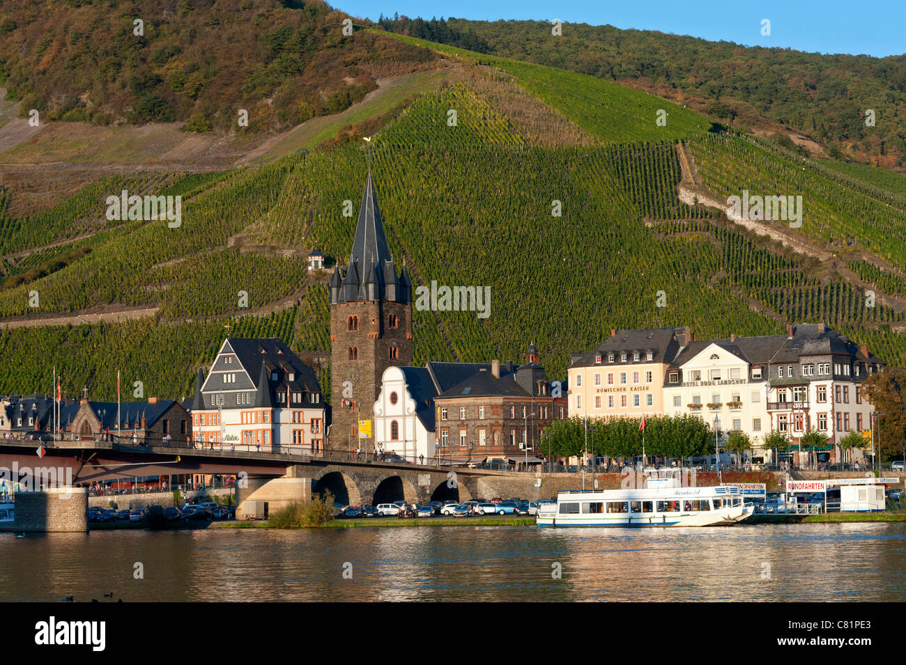 Vue de l'après-midi sur le village de Bernkastel-Kues Moselle dans la vallée de la Moselle en Allemagne Banque D'Images