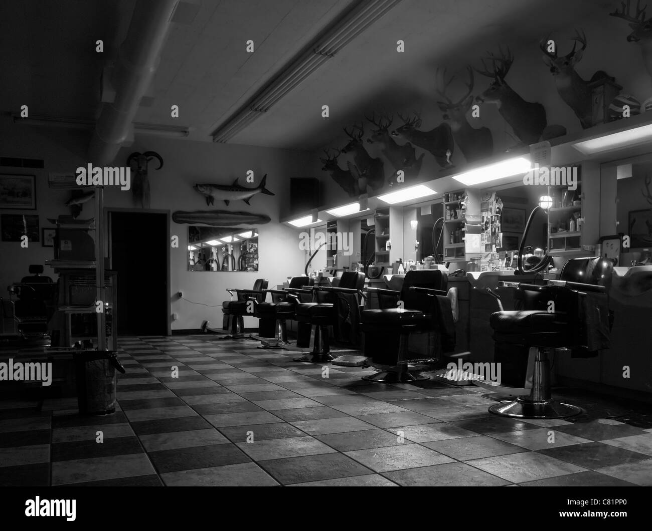 Une photographie en noir et blanc d'une boutique de coiffeur Banque D'Images