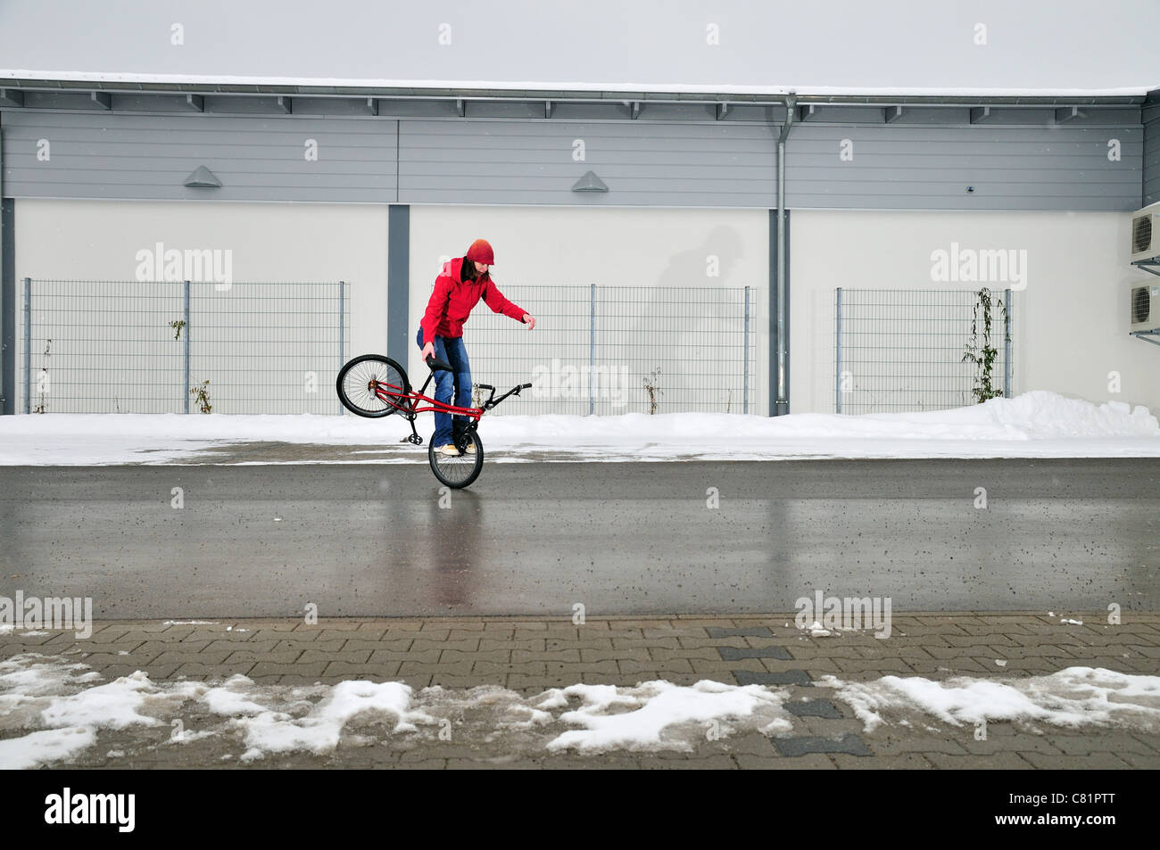 Flatland BMX rider Monika Hinz, équitation, vélo en hiver, Bade-Wurtemberg, Allemagne Banque D'Images
