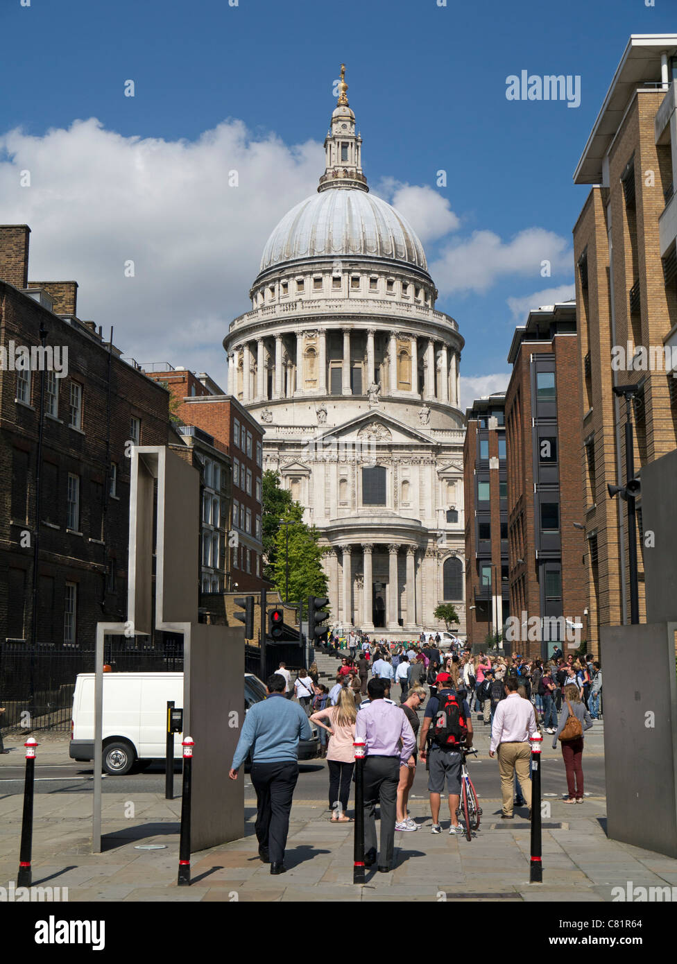 Marcher vers la Cathédrale St Paul à Londres Angleterre Royaume-uni. Banque D'Images