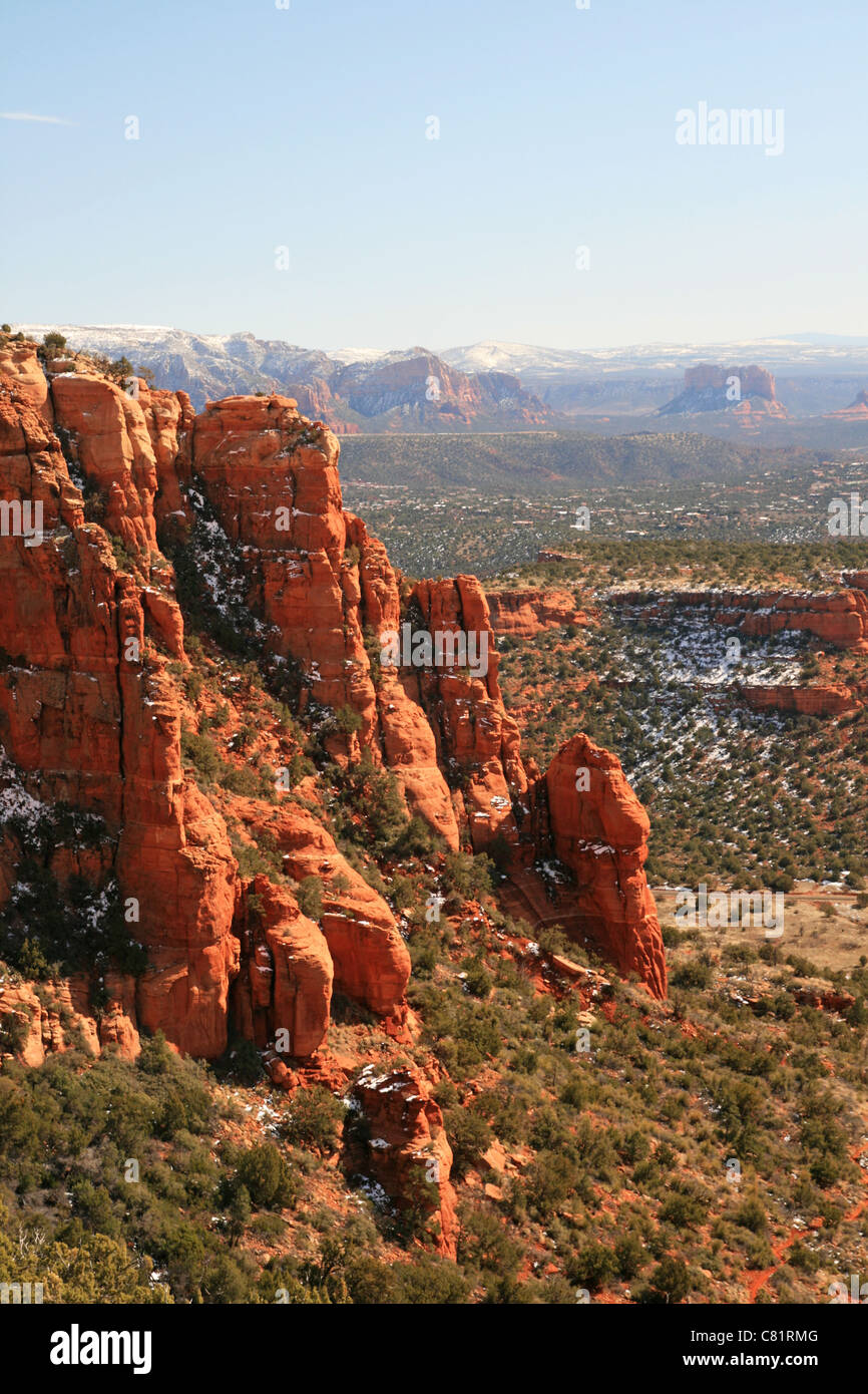 Les falaises en grès rouge près de Sedona, en Arizona dans l'hiver Banque D'Images