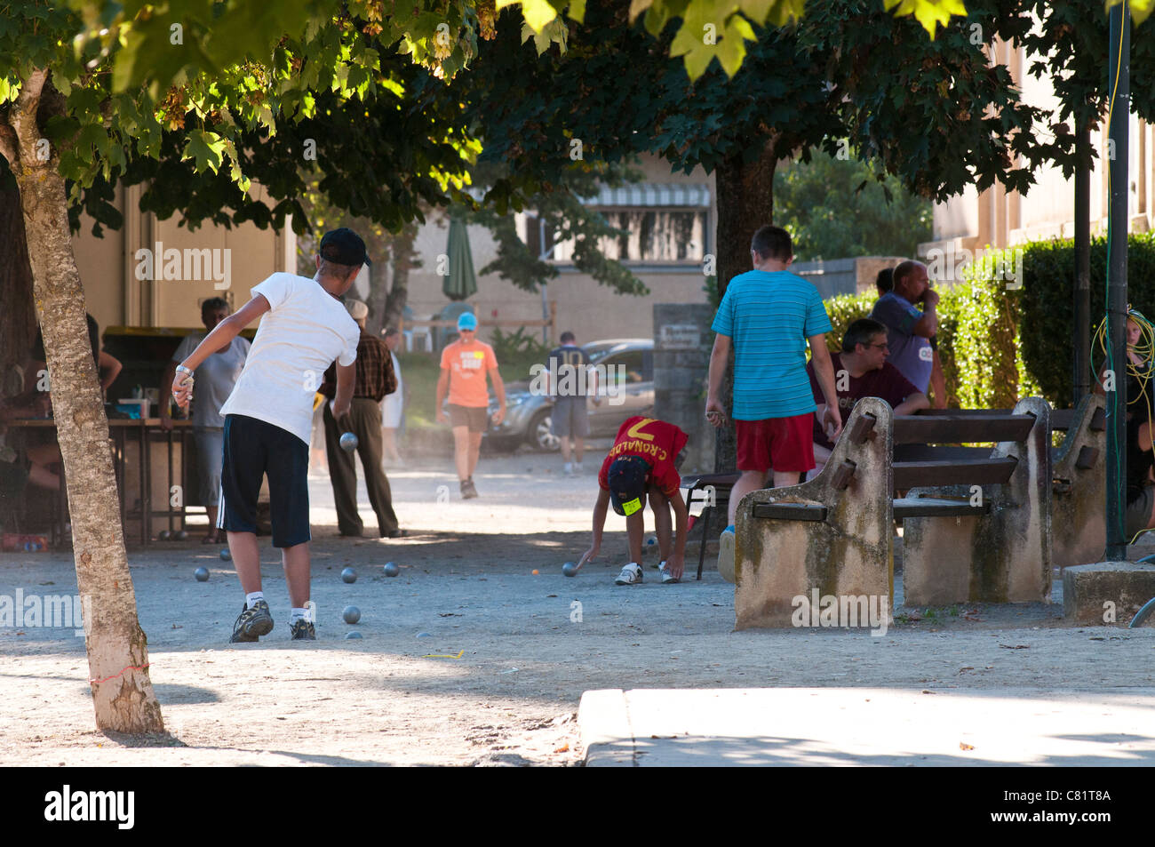 Les gens de pétanque, Place des Moines, St Antonin Noble Val, Tarn et Garonne, Midi Pyrénées, France Banque D'Images