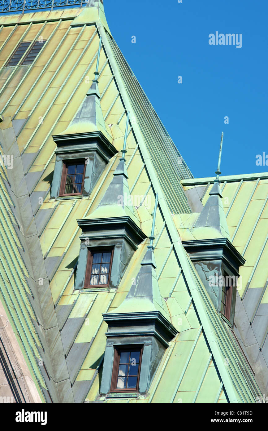 Vieux toits de cuivre à partir de la gare routière et ferroviaire complexe dans la ville de Québec, Canada. Banque D'Images