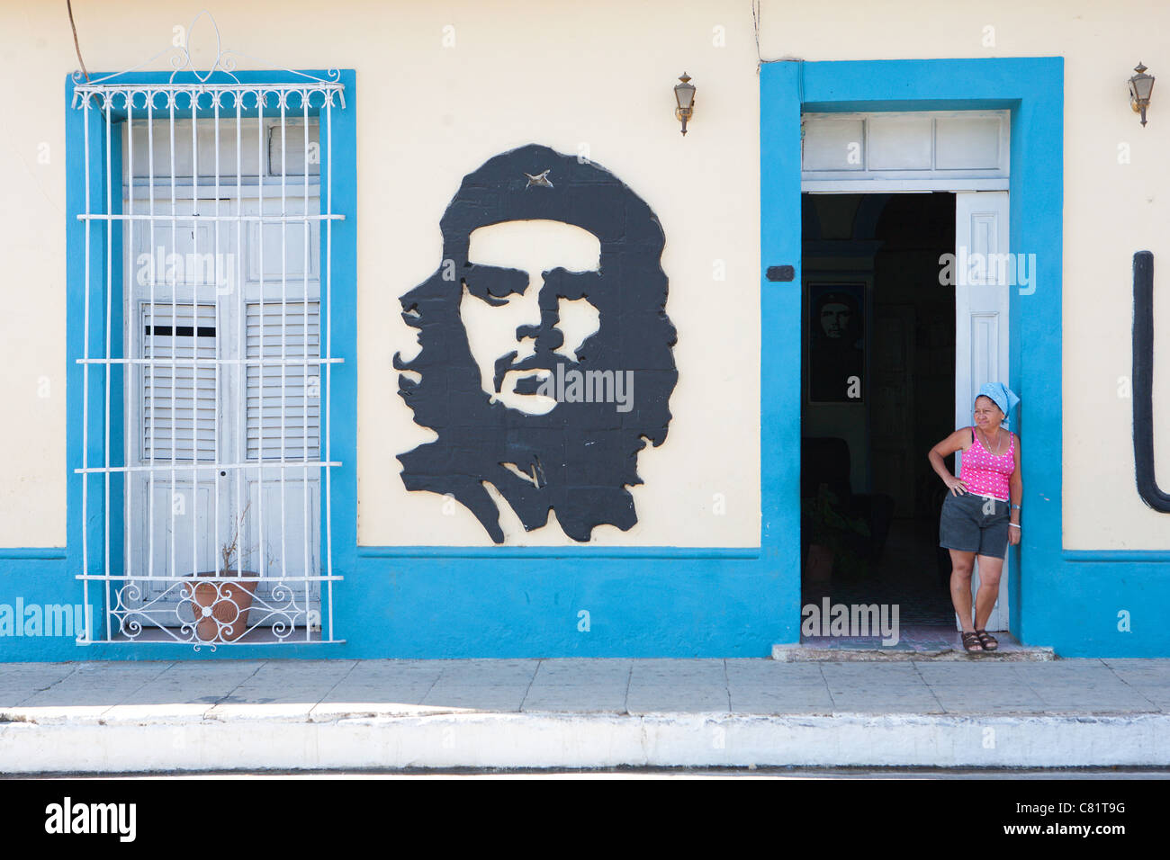 TRINIDAD : CUBAN WOMAN WAITING BY STREET ART RÉVOLUTIONNAIRE DE Che Guevara Banque D'Images