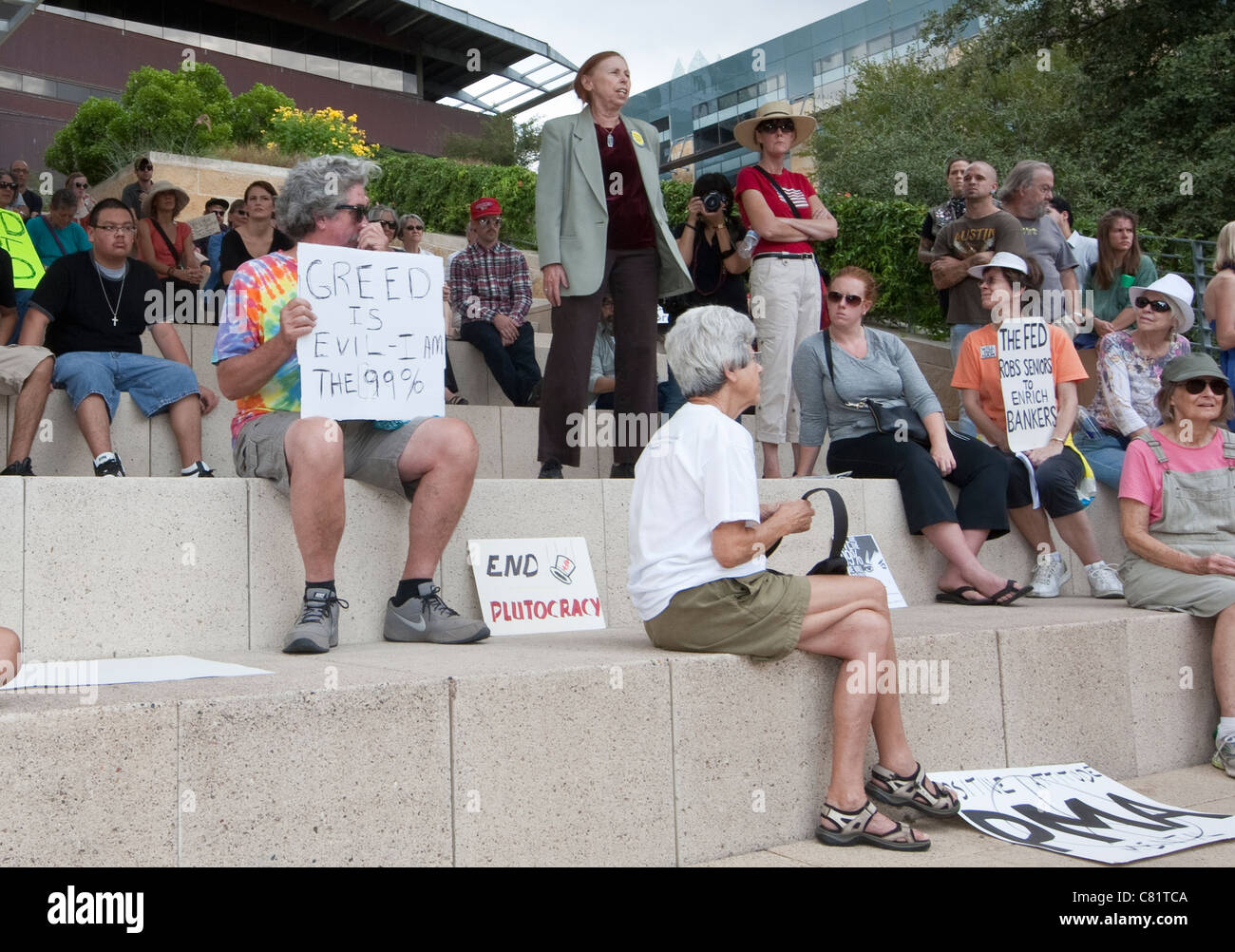 Petite foule lors d'une démonstration d'Austin occupent à l'Hôtel de Ville. Occuper Austin est une émanation de Occupy Wall Street Banque D'Images