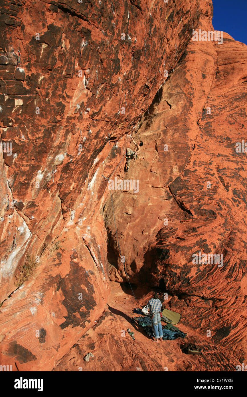 Sport deux grimpeurs sur red rock, un grès d'assurage Banque D'Images