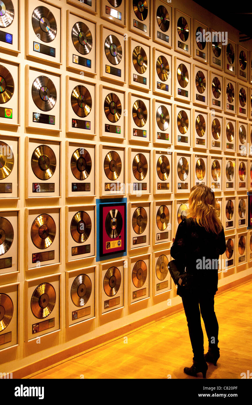 Musique fan vues collection d'Albums or et platine au Country Music Hall of Fame, Nashville Tennessee USA Banque D'Images