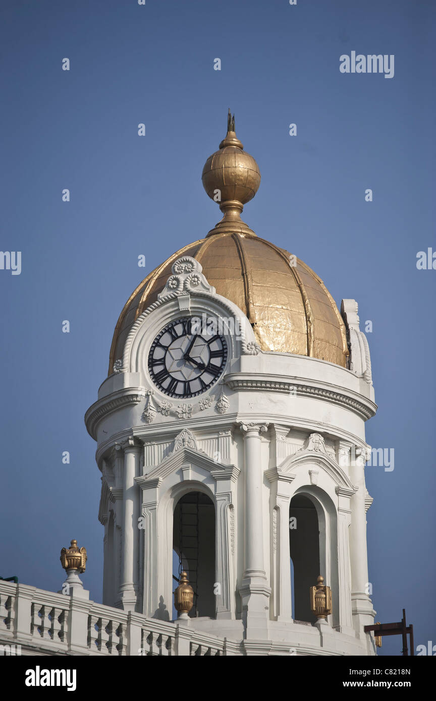 Tour de l'horloge à Metropolitan Insurance Building à J.L.Nehru Road, le quartier central des affaires dans Kolkata-India. Banque D'Images