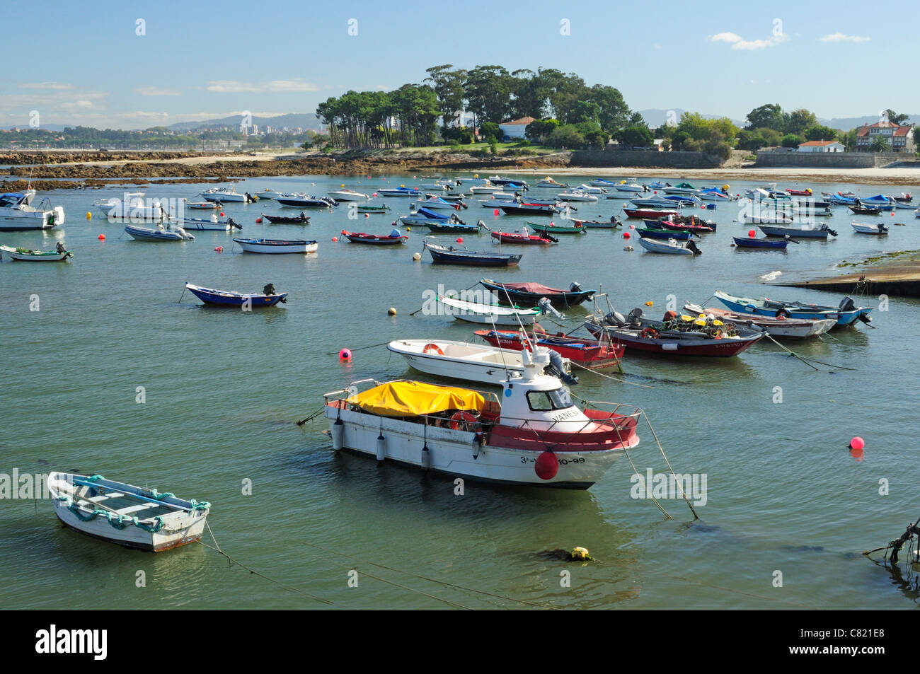 Les bateaux de pêche traditionnels de Canido port. Vigo, Galice, Espagne Banque D'Images