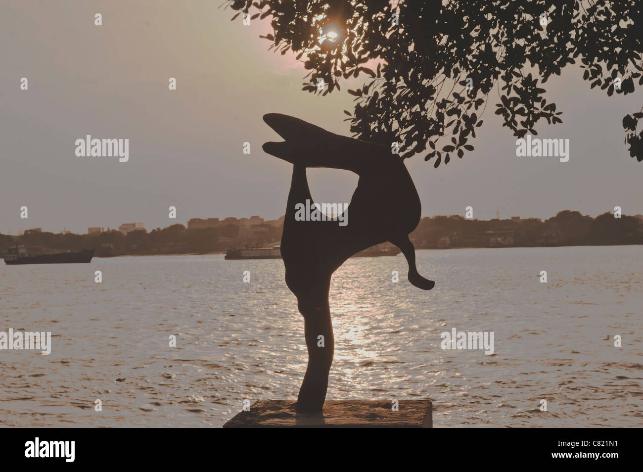 Par Deer river silhouette statue de la dancing deer sur la rive de la rivière Ganga dans Calcutta- l'Inde. Banque D'Images