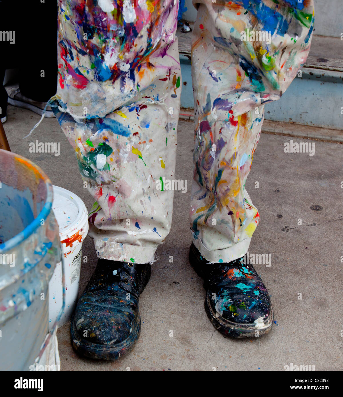 Peintres colorés pantalons et chaussures Banque D'Images