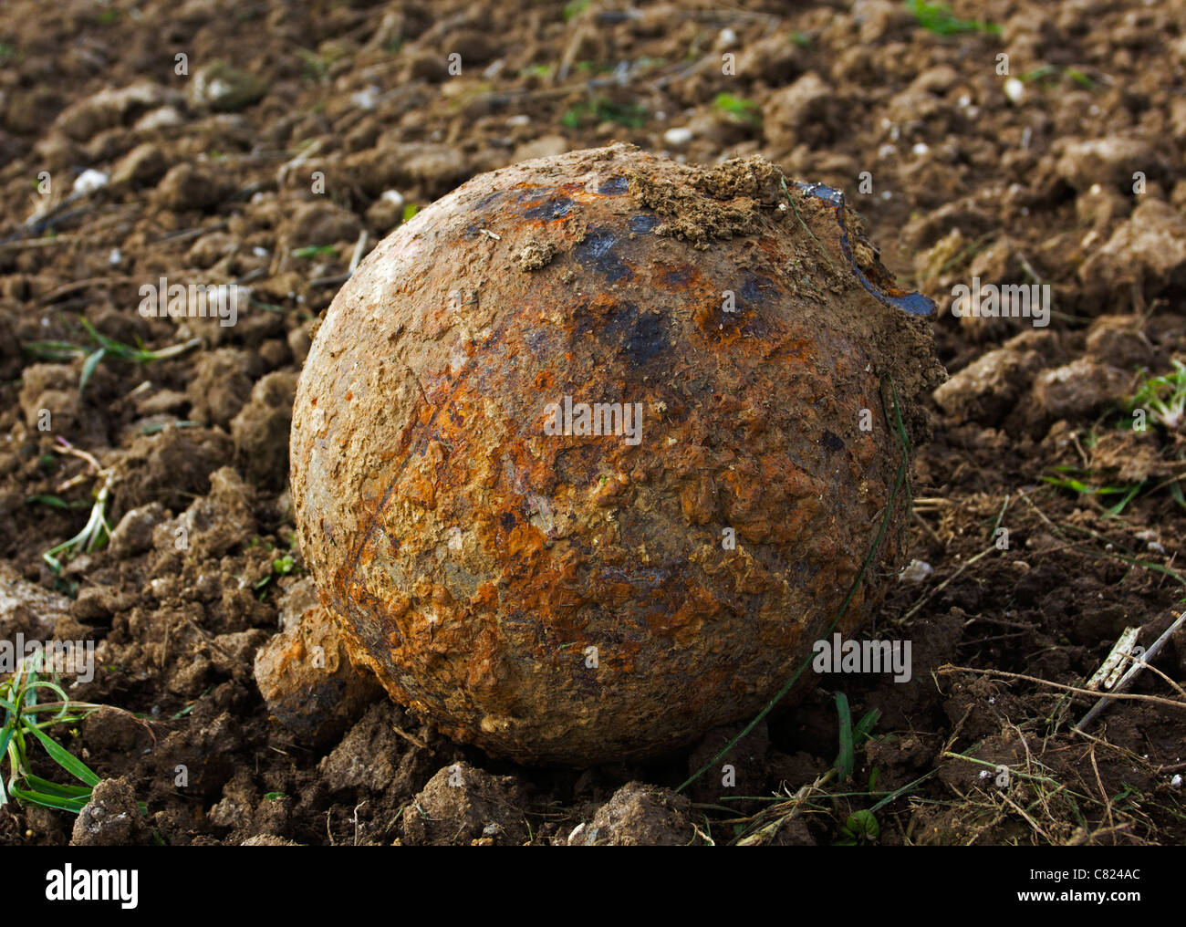 Vestiges d'un caramel 'Apple' ou 'Plum Pudding" de WW1 mortier de pose dans un champ dans le Pas-de-Calais, France Banque D'Images