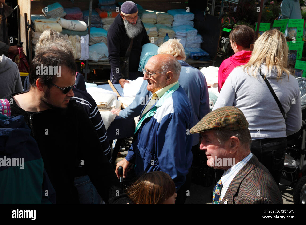 La foule à un marché au Royaume-Uni. Banque D'Images