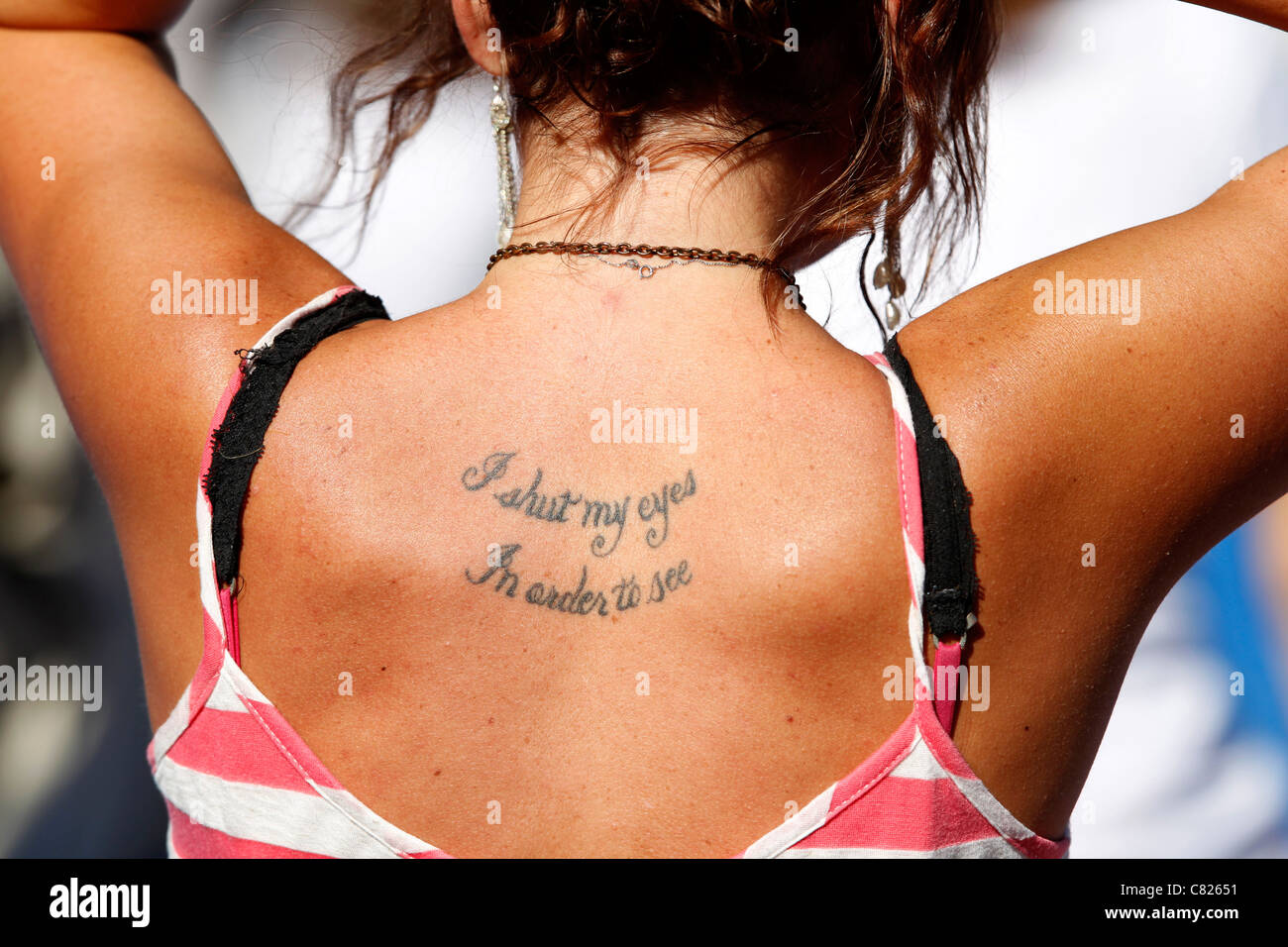 Spectateur avec un tatouage sur son dos, j'ai fermé les yeux pour voir, à l'US IOpen tennis championships 2011 Banque D'Images