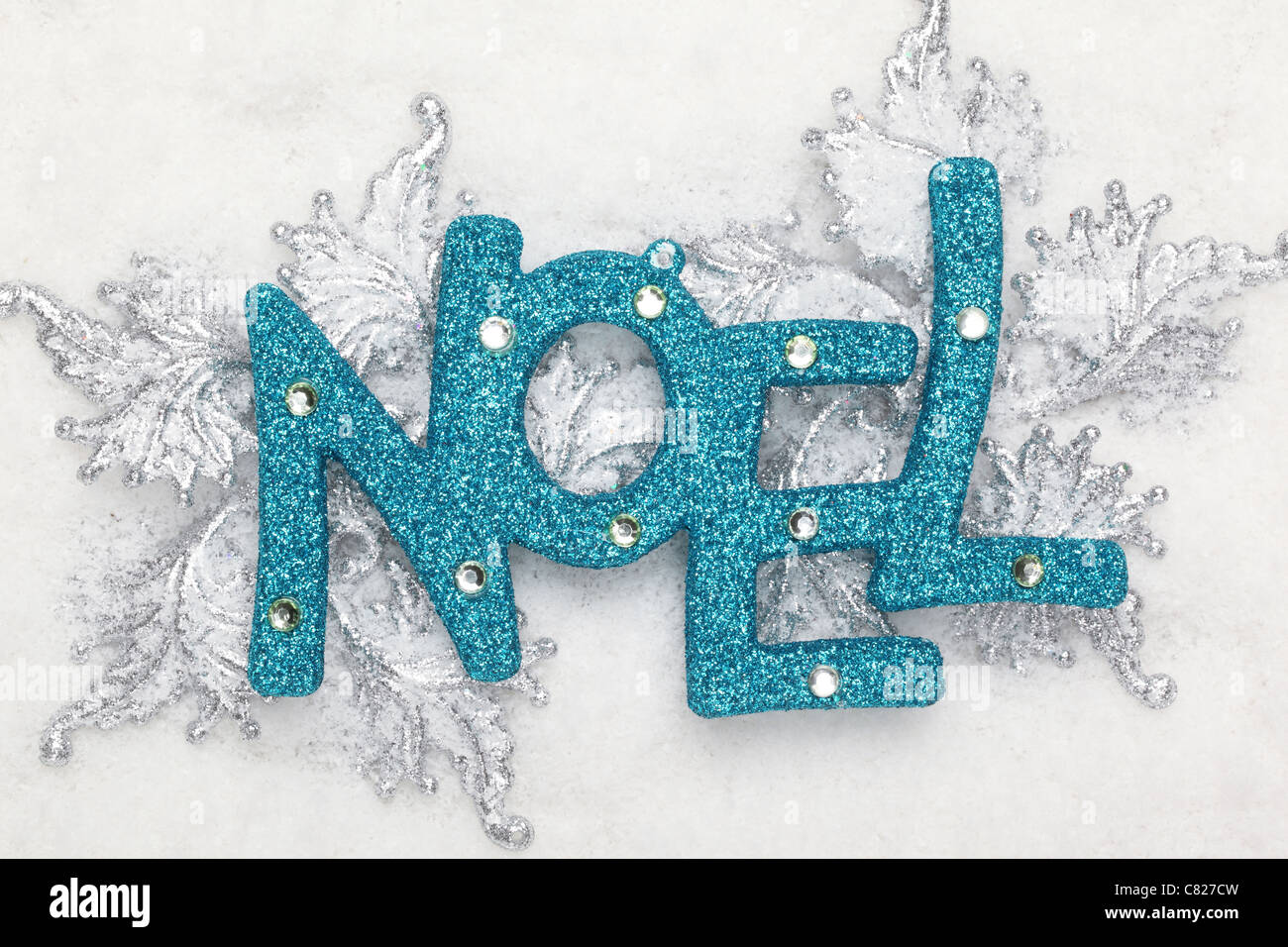 Glitter Christmas ornament on snowflakes Banque D'Images