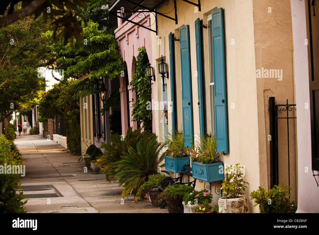 Ligne arc-en-ciel les maisons historiques le long de la rue de la batterie Charleston, SC. Banque D'Images