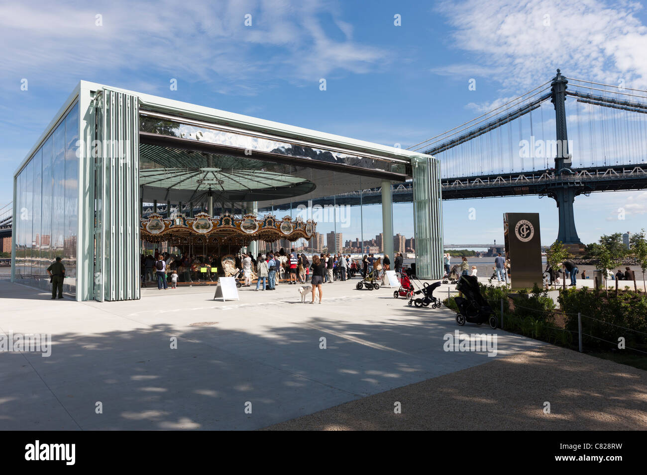 Les gens visitez la ville historique de Jane's carousel à Brooklyn Bridge park dans la section de dumbo brooklyn à new york. Banque D'Images