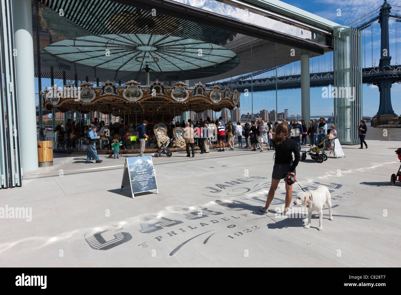 Les gens visitez la ville historique de Jane's carousel à Brooklyn Bridge park dans la section de dumbo brooklyn à new york. Banque D'Images