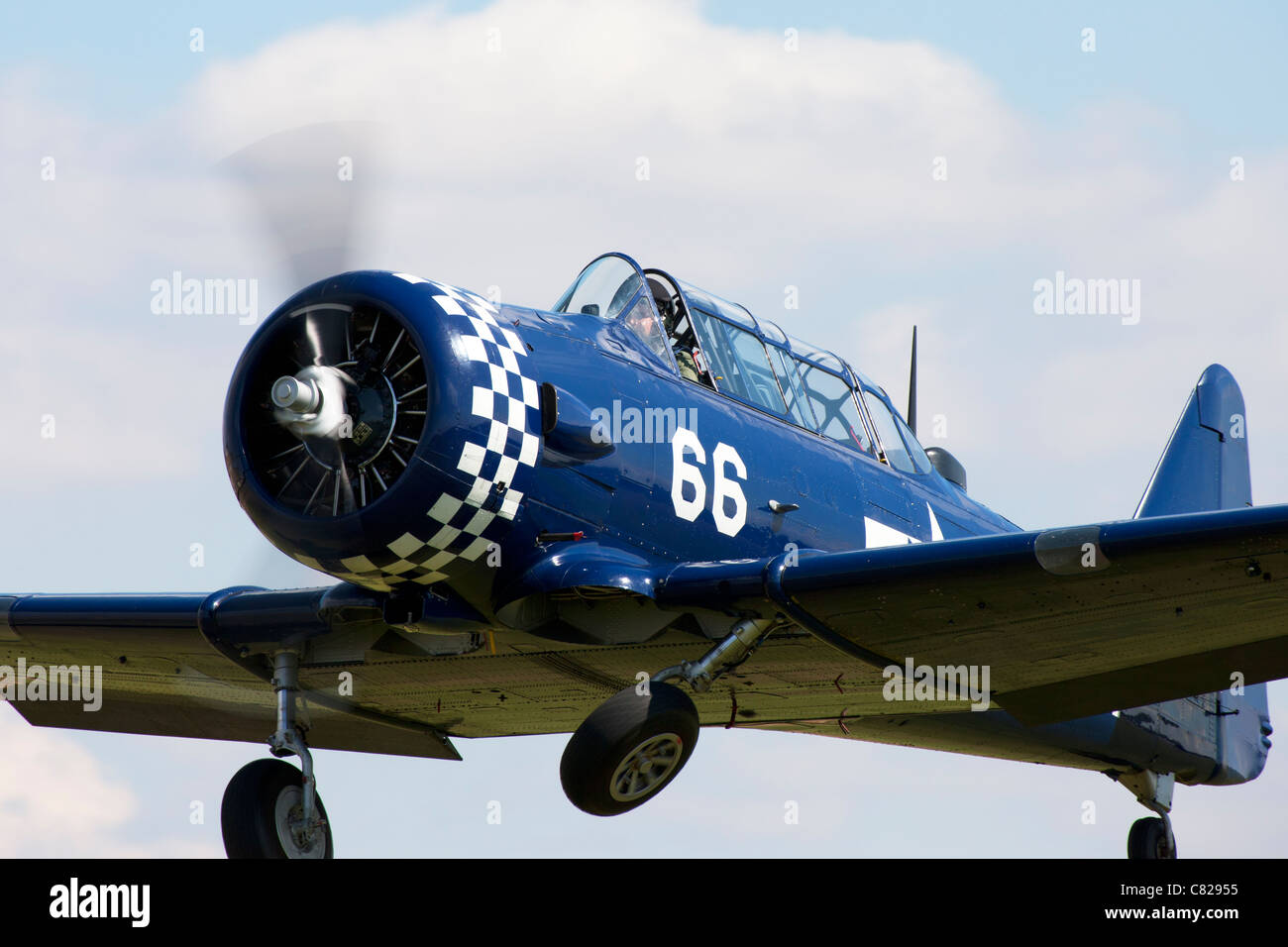 North American T6J Harvard 52-8453 66 G-Marine BUKY en vol à Breighton Airfield Banque D'Images