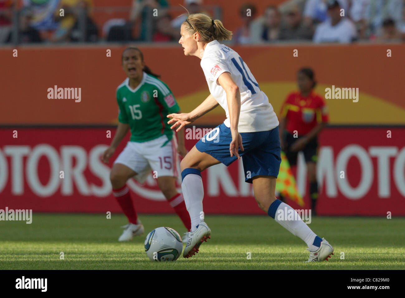 Kelly Smith d'Angleterre durs la balle au cours d'une Coupe du Monde féminine de la fifa match du groupe B contre le Mexique le 27 juin 2011. Banque D'Images